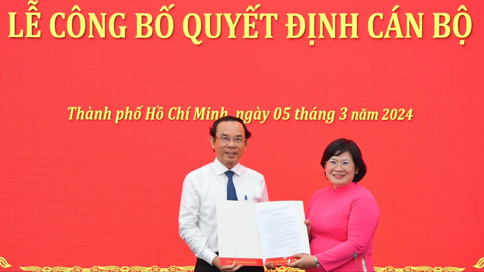 Bí thư Thành ủy TP. Hồ Chí Minh Nguyễn Văn Nên trao quyết định cho đồng chí Văn Thị Bạch Tuyết.